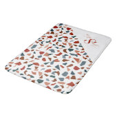 Modernes braunes Muster-Monogramm Badematte (Schrägansicht)