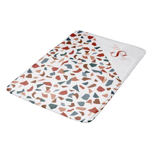 Modernes braunes Muster-Monogramm Badematte (Schrägansicht)