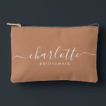 Modernes Bridesmaid-Geschenk Caramel Gevor Zubehörtasche<br><div class="desc">Diese Bridesmaid-Accessoires-Tasche enthält eine handgeschriebene weiße Skripttypografie mit Swashes auf karamelllem Hintergrund. Präsentieren Sie Ihre Brautjungfrauen mit einer Toilettentasche für ihr Schminken und kleinen Gegenständen,  die traditionell am Probe-Dinner präsentiert werden,  für den Einsatz am frühen Morgen vor der Hochzeit.</div>