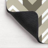 Modernes Brown, Beige, weißes Zickzack Muster Mousepad (Ecke)