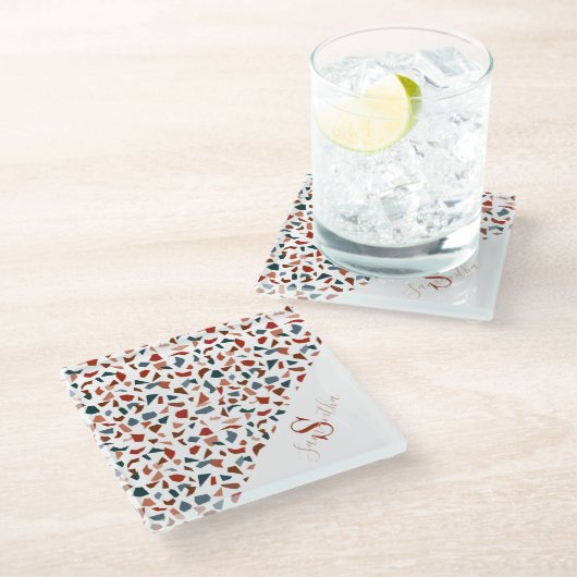 Modernes Brown Terrazzo Monogram Glasuntersetzer (Schrägansicht)