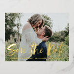 Modernes Brush Hand Letter Foto Save the Date Folie Einladungspostkarte<br><div class="desc">Verkünden Sie Ihr Hochzeitstag mit diesem Gold-Folie Foto Save the Date Postkarte. Es verfügt über ein weißes Pinselskript mit einfacher Typografie. Personalisieren Sie, indem Sie Namen, Hochzeit, Datum, Hochzeitsort und so viel. Fügen Sie Ihre Lieblings-Verlobung-Fotos oder Ihre Lieblings-Fotos von einander. Der Stil ist perfekt für Herbst- und Hochzeitsfeiern, aber auch...</div>