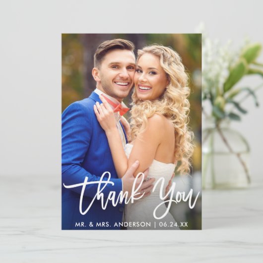 Modernes Brush Script Bride Groom Wedding Foto Dankeskarte (Stehend Vorderseite)