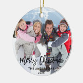 Modernes Brush Script Family Foto Frohe Weihnachte Keramik Ornament (Links)