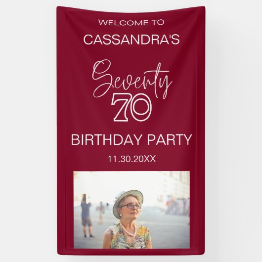Modernes Burgunder Foto 70. Geburtstag Willkommen Banner (Vertikal)