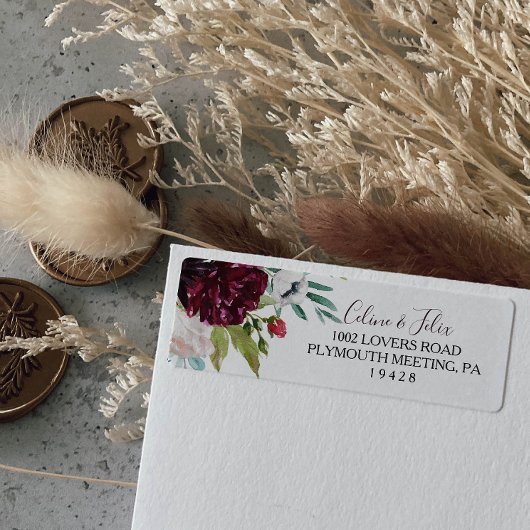 Modernes burgundisches Schiff mit floraler Rücksen