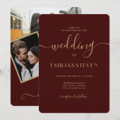 Modernes burgundy Script Foto initialisiert Hochze Einladung (Vorne/Hinten)