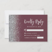 Modernes Burgundy Silver Glitzer Edge Script RSVP Karte (Vorderseite)