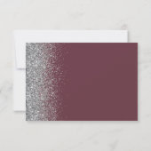 Modernes Burgundy Silver Glitzer Edge Script RSVP Karte (Rückseite)