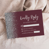 Modernes Burgundy Silver Glitzer Edge Script RSVP Karte