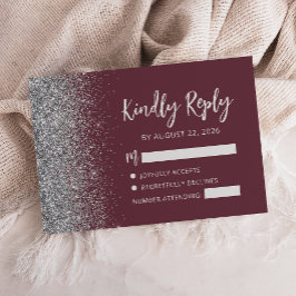 Modernes Burgundy Silver Glitzer Edge Script RSVP Karte