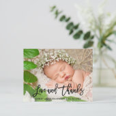 Modernes Bürsten-Skript-neue Baby-Liebe und Ankündigungspostkarte (Stehend Vorderseite)