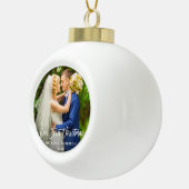 Modernes Bürsten-Skript unsere erste Keramik Kugel-Ornament (Rechts)