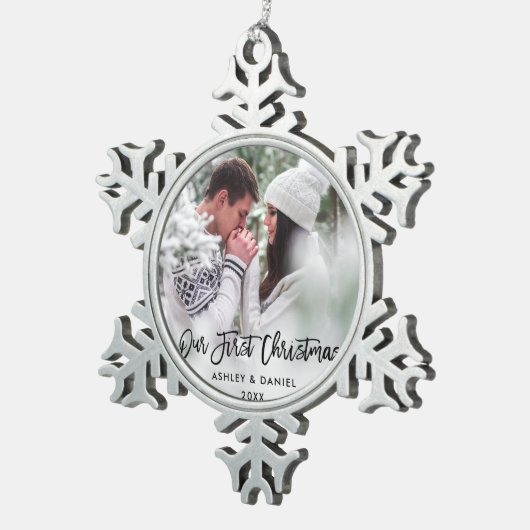 Modernes Bürsten-Skript unsere ersten Schneeflocken Zinn-Ornament (Rechts)