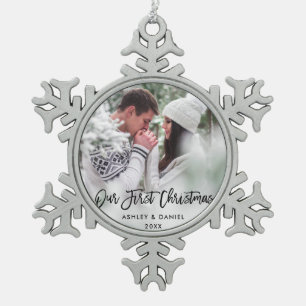 Modernes Bürsten-Skript unsere ersten Schneeflocken Zinn-Ornament