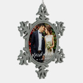 Modernes Bürsten-Skript-verheiratete u. fröhliche Schneeflocken Zinn-Ornament (Links)