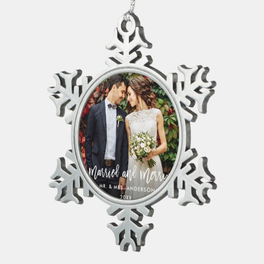 Modernes Bürsten-Skript-verheiratete u. fröhliche Schneeflocken Zinn-Ornament (Rechts)