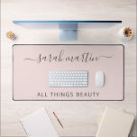 Modernes Business-Blush Pink Elegante<br><div class="desc">Elegante Schreibtischmatte in Rosa mit Ihrem Firmennamen und graue handgeschriebene Skriptkalligraphie mit Ihrer Tagline. Dieses einfache und feminine Design ist ideal für Makeup-Künstler,  Haarstylistin,  Lashes,  Beauty / Nail Salon oder jede Frau im Besitz.</div>