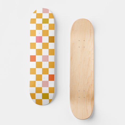Modernes Chacherboard-Muster Ochre Skateboard (Vorderseite)