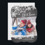 Modernes Chalkboard lässt es Schneeflocken Foto Feiertagskarte<br><div class="desc">Zeitgenössisch die Let It Snow Weihnachten Foto-Karte Set auf schwarzen Chalkboard Hintergrund mit Schneeflocken.  Dreh unsere lustige Karte über,  um eine passende Schneeflocke zurück zu sehen!</div>