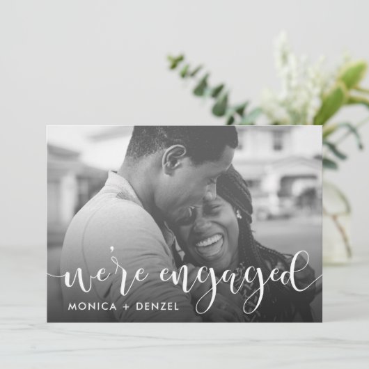 Modernes Chalkboard & Script Engagement Party Foto Einladung (Stehend Vorderseite)