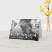 Modernes Chalkboard & Script Engagement Party Foto Karte (Gelbe Blume)