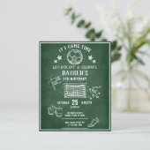 Modernes Chalkboard Soccer Budget Geburtstag Einla (Stehend Vorderseite)