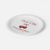 Modernes Cherry auf dem rosa Brautparty Pappteller (Schrägansicht)