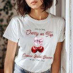 Modernes Cherry auf dem rosa Brautparty T-Shirt<br><div class="desc">Zeigen Sie Ihr Brautparty mit unserem modernen Cherry On Top Pink Bow Brautparty T - Shirt. Dieses stilvolle Shirt besticht durch ein spielerisches Kirschdesign, das durch einen zarten rosa Bogen unterstrichen wird und Spaß und Eleganz perfekt verbindet. Es ist eine ideale Wahl für die Braut, ihr Brautparty oder Gäste, die...</div>