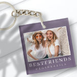 Modernes Chic Best Friends BESTE FREUNDIN Foto Schlüsselanhänger<br><div class="desc">Design setzt sich aus lustiger und spielerischer Typografie mit Sans Serif und Serif Schriftart zusammen. Fügen Sie ein benutzerdefiniertes Foto hinzu.</div>