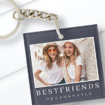 Modernes Chic Best Friends BESTE FREUNDIN Foto Schlüsselanhänger<br><div class="desc">Design setzt sich aus lustiger und spielerischer Typografie mit Sans Serif und Serif Schriftart zusammen. Fügen Sie ein benutzerdefiniertes Foto hinzu.</div>