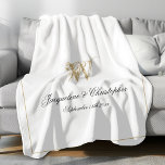 Modernes Chic Custom Newlywed Monogram Fleecedecke<br><div class="desc">Modernes, Personalisiertes, frisch gezogenes Keepake Monogram Fleece Blanket. Personalisiertes, weißes und goldfarbenes mit Monogramm Fleece Blanket. Klassische Schrift für den Anfang, die Namen der Braut und des Bräutigams und das Hochzeitdatum auf einem schlichten, eleganten, weißen Hintergrund. Perfektes Geschenk für frische Weds, eine gepflegte Erinnerung ihres besonderen Tages oder ein Geschenk...</div>