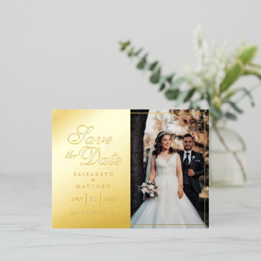 Modernes Chic-Foto-Hochzeit spart das Datum Folie Einladungspostkarte (Stehend vorne)