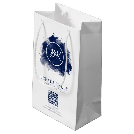 Modernes Chic Monogram Navy & White QR Code Busine Kleine Geschenktüte (Rückseite Schrägansicht)