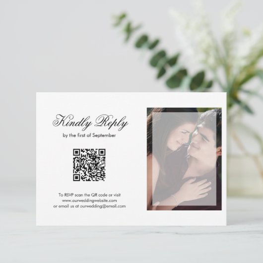 Modernes Chic Script Foto QR Code Hochzeit RSVP Karte (Stehend Vorderseite)