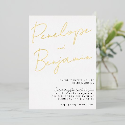 Modernes Chic Script Handwriting Gold White Weddin Folieneinladung (Stehend vorne)