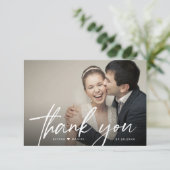 Modernes Chic Script Heart Wedding Foto Dankeskarte (Stehend Vorderseite)