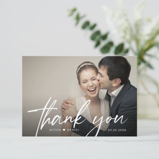 Modernes Chic Script Heart Wedding Foto Dankeskarte (Stehend Vorderseite)