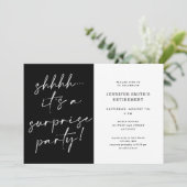 Modernes Chic-Script-Party für Überraschungsaufkom Einladung (Stehend Vorderseite)