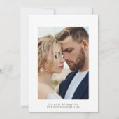 Modernes Chic-Script Schwarz & Weiß-Foto Save The Date (Rückseite)