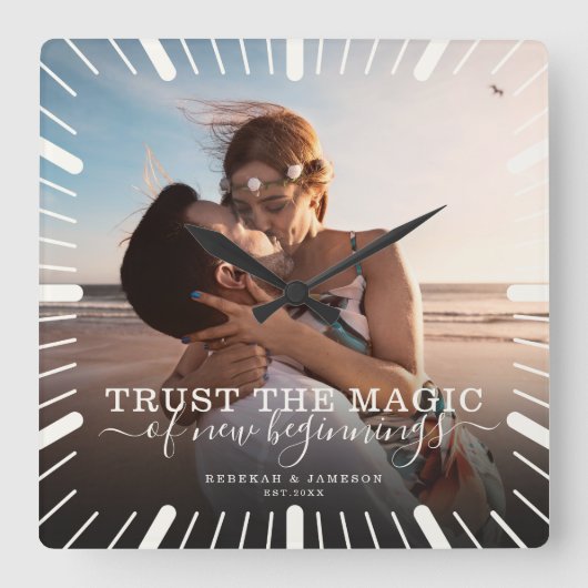 Modernes Chic Wedding Keepake Trust Magic Foto Quadratische Wanduhr (Vorderseite)