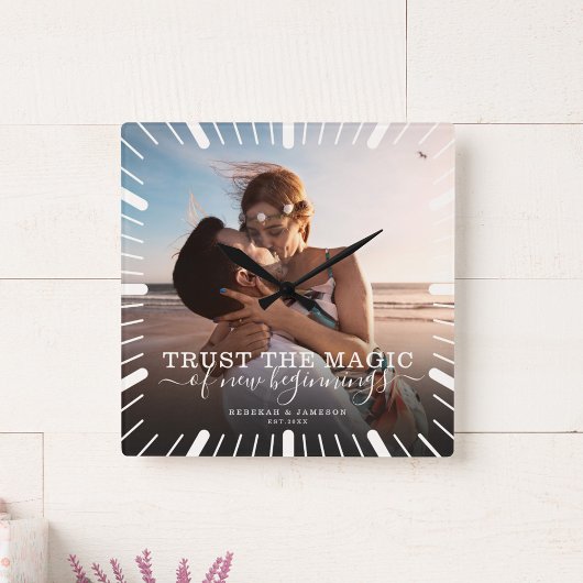 Modernes Chic Wedding Keepake Trust Magic Foto Quadratische Wanduhr