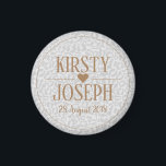 Modernes Classic Gold Wedding elegantes Muster Magnet<br><div class="desc">Karo diese coolen Party Taschen Füller für alle Ihre Party oder für Ihre Gastgeschenke Hochzeiten. Sie verfügen über ein hübsches,  individualisierbares Label für alle Ihre Party-Goodies. Es würde für eine Hochzeit,  ein Brautparty,  sogar Geburtstag oder Geburtstag funktionieren. Viel mehr in diesem Sortiment und mehr in unserem Shop.</div>