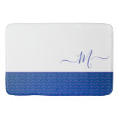 Modernes Coastal Blue White Seashell Monogram Badematte (Vorderseite)