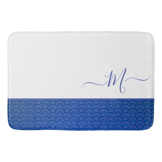 Modernes Coastal Blue White Seashell Monogram Badematte (Vorderseite)