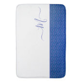 Modernes Coastal Blue White Seashell Monogram Badematte (Vorderseite Vertikal)