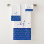 Modernes Coastal Blue White Seashell Monogram Badhandtuch Set (Insitu)
