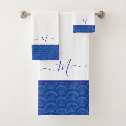 Modernes Coastal Blue White Seashell Monogram Badhandtuch Set (Insitu)