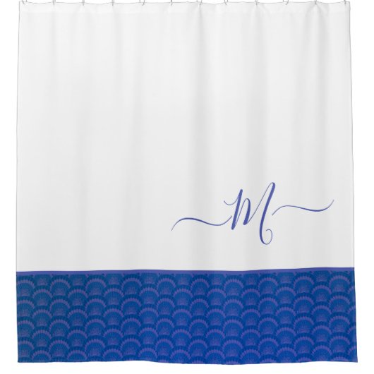 Modernes Coastal Blue White Seashell Monogram Duschvorhang (Vorderseite)