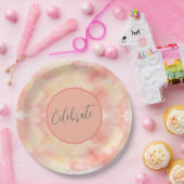 Modernes Coral Peach Elegante Script Celebrate Pappteller (Party)